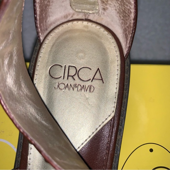 Women’s 8M CIRCA Joan & David SUMMERFUN Dark Brown Leather Aztec Studded Sandals - Picture 11 of 15